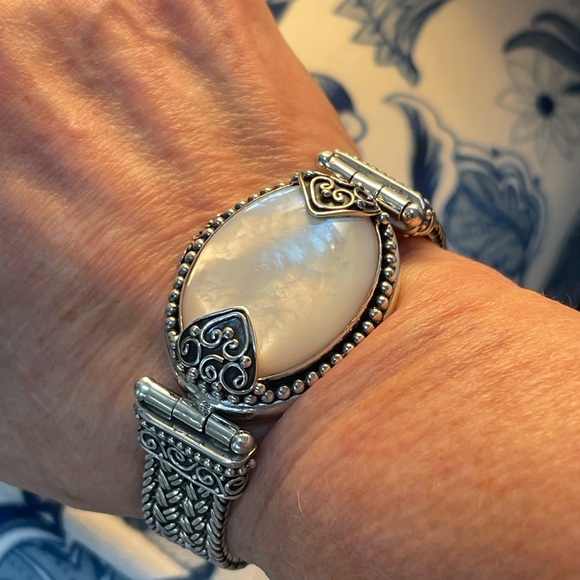 Ornate Indonesian Mother of Pearl Bracelet - Picture 11 of 12
